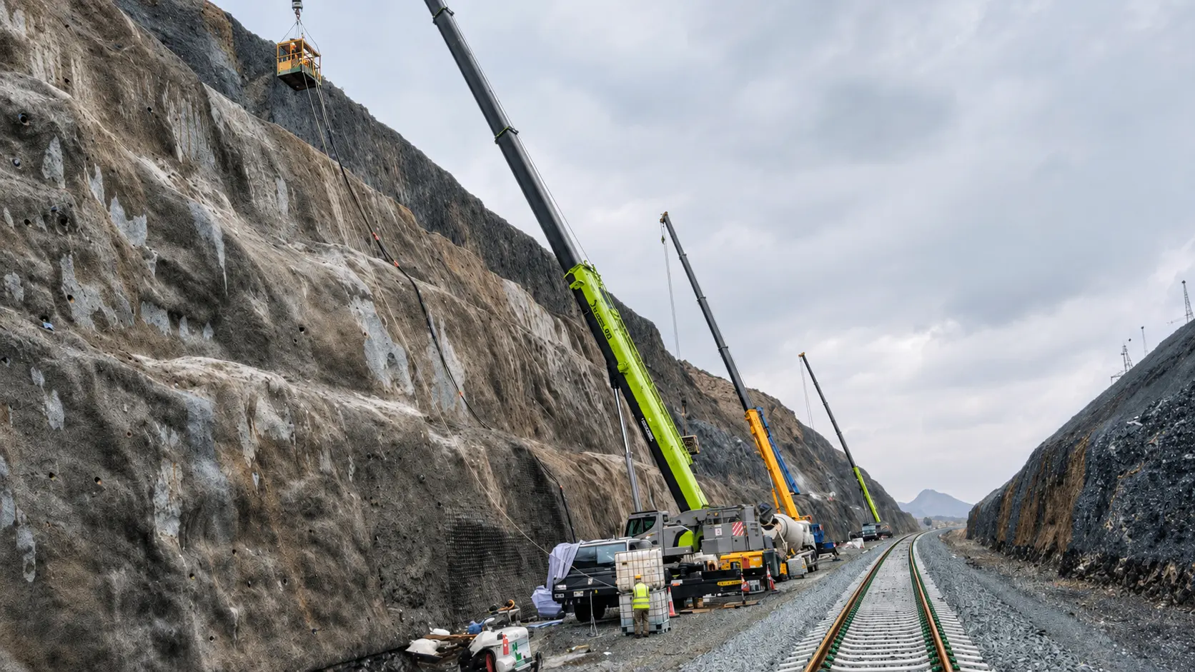 Etihad Rail Package 2D corridor flanked by engineered high rock cuts with active crane-supported slope stabilization